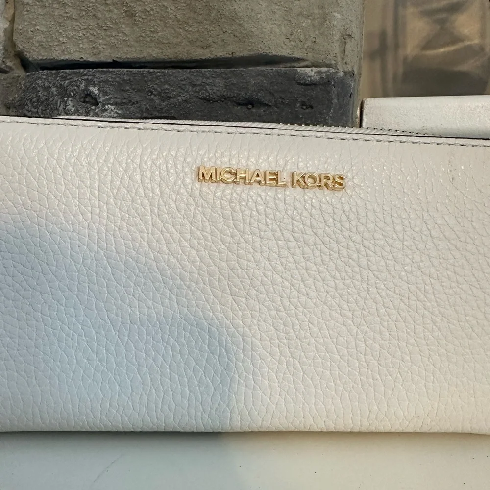 Michael Kors Zip Around Wallet-Beige - Picture 2 of 6